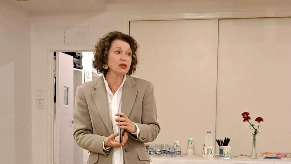 ZDA, New York.Predstavitev knjige o slovenskih mnozicnih migracijah z naslovom "Daring Dreams of the Future: Slovenian Mass Migrations 1870-1945".Znanstvena svetnica na Institutu za slovensko izseljenstvo in migracije Znanstvenoraziskovalnega centra Slovenske akademije znanosti in umetnosti v Ljubljani Mirjam Milharcic Hladnik.