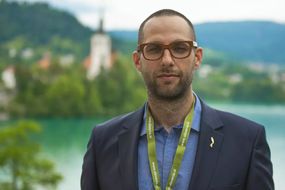 Glede razumevanja pitne vode večina ljudi ostaja v času črno-bele televizije