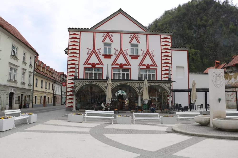 V Kamniku je mojster Plečnik ustvaril čudovite projekte. Njegovi izjemni ustvarjalnosti so se v Združenju zgodovinskih mest Slovenije poklonili z doživetjem Po Plečnikove sveče v hi&scaron;o Stele. / Foto: Szm