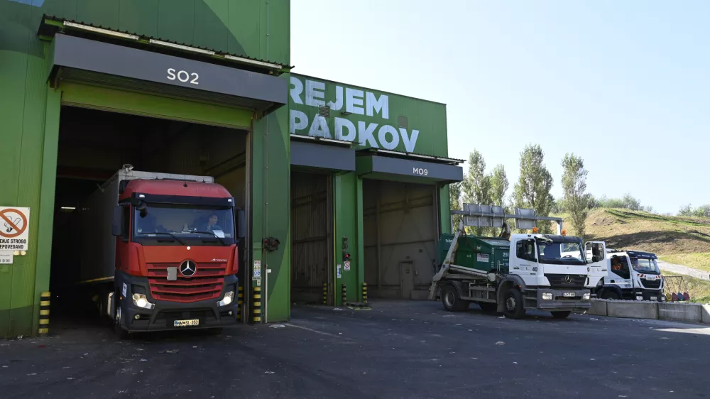 - mehanska obdelava odpadkov -- 11.09.2023 - Regijski center za ravnanje z odpadki RCERO Ljubljana - deponija Barje, Cesta dveh cesarjev 101 //FOTO: Nik Erik Neubauer