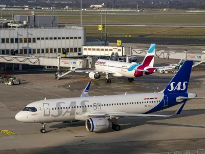 Flughafen D&uuml;sseldorf, DUS, Terminal A Eurowings Flieger am Gate, SAS Flieger nach der Landung, Flughafen DUS *** D&uuml;sseldorf Airport, DUS, Terminal A Eurowings plane at the gate, SAS plane after landing, DUS Airport,Image: 1068903517, License: Rights-managed, Restrictions: imago is entitled to issue a simple usage license at the time of provision. Personality and trademark rights as well as copyright laws regarding art-works shown must be observed. Commercial use at your own risk., Model Release: no