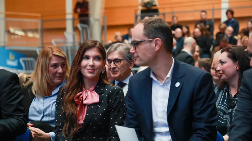 Logatec, sportna dvorana.Konvencija stranke Demokrati. Anzeta Logarja, na kateri so predstavili kandidatke in kandidate stranke za drzavnozborske volitve.Podpredsednica stranke Eva Irgl in predsednik stranke Anze Logar.Foto: STA