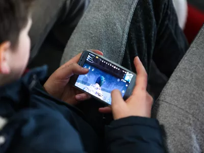 - 24.03.2018 - Simbolična fotografija, - pametni telefon - otroci - video igrice, zasvojenost, igre  //FOTO: Bojan Velikonja