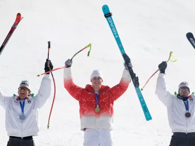 02 July 2026, Italy, Bormio: Gold medalist Franjo von Allmen of Team Switzerland, Silver medalist Giovanni Franzoni of Team Italy, and bronze medalist Dominik Paris of Team Italy pose for a photo following the Men's Downhill during the 2026 Winter Olympics. Photo: Oliver Weiken/dpa