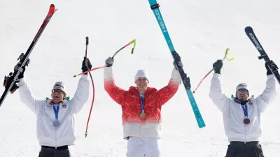02 July 2026, Italy, Bormio: Gold medalist Franjo von Allmen of Team Switzerland, Silver medalist Giovanni Franzoni of Team Italy, and bronze medalist Dominik Paris of Team Italy pose for a photo following the Men's Downhill during the 2026 Winter Olympics. Photo: Oliver Weiken/dpa
