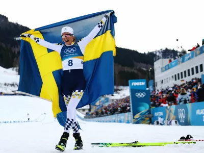 Milano Cortina 2026 Olympics - Cross-Country Skiing - Women's 10km + 10km Skiathlon - Tesero Cross-Country Skiing Stadium, Lago, Italy - February 07, 2026. Gold medallist Frida Karlsson of Sweden celebrates after winning the women's 10km + 10km skiathlon REUTERS/Kai Pfaffenbach