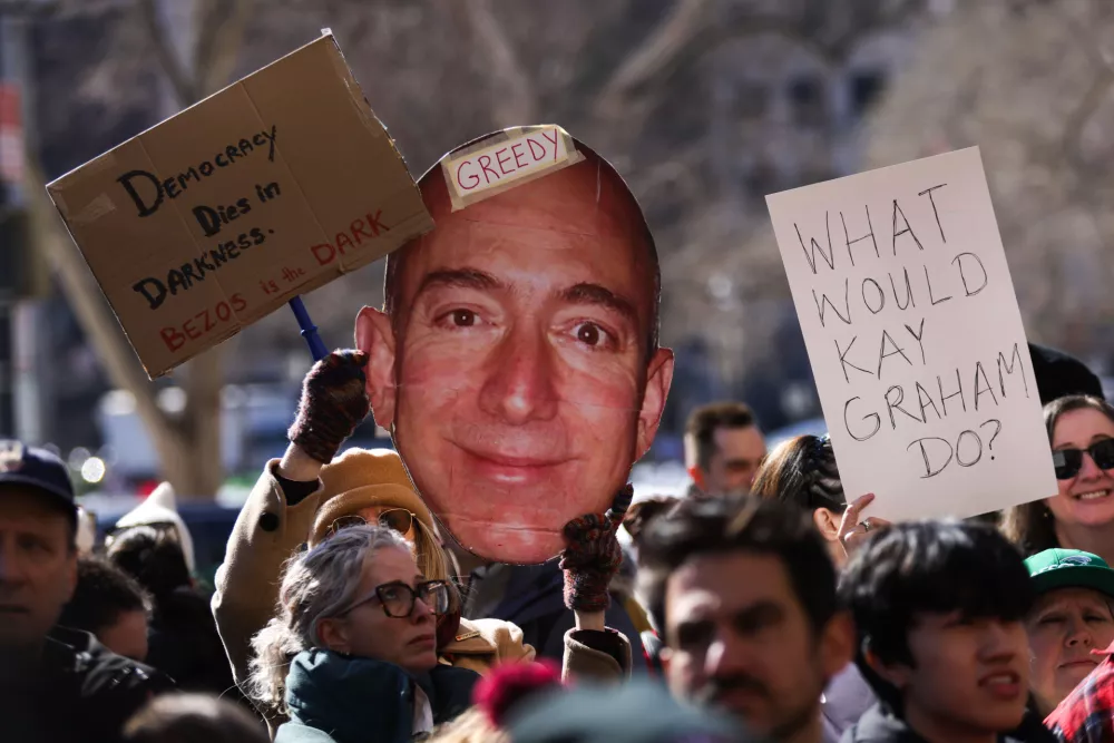 05 February 2026, US, Washington: Union members and supporters gather at a 'Save the Post' rally outside The Washington Post after widespread layoffs were announced. Photo: Bryan Dozier/ZUMA Press Wire/dpa