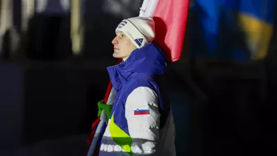 Italija, Predazzo.Otvoritvena slovesnost zimskih olimpijskih iger Milano Cortina 2026 v Predazzu.Slovenski zastavonosa Domen Prevc na mimohodu.