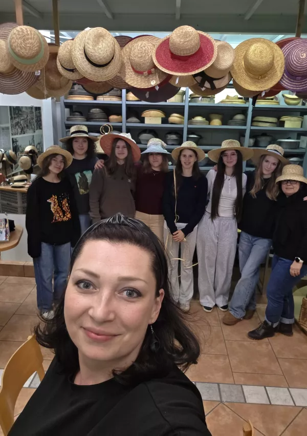 Ana Cajhen v družbi srednje&scaron;olk, ki so sodelovale na delavnici. 