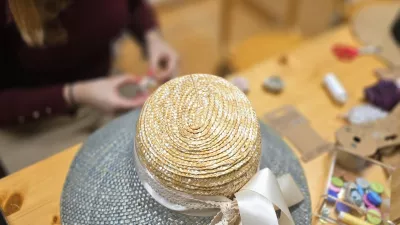 Pod budnim očesom mentoric so dijakinje postopoma &scaron;ivale, sestavljale in okra&scaron;evale svoja slamnata pokrivala.