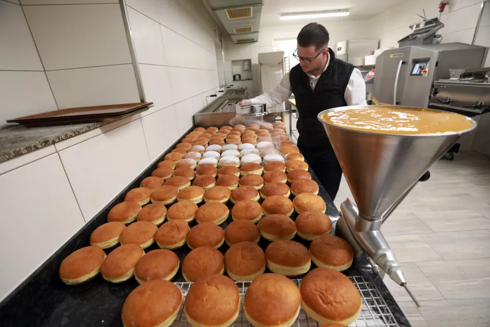 Na vrhni&scaron;kem klancu so najbolj&scaron;i krofi, ljudje čakajo tudi po dve uri