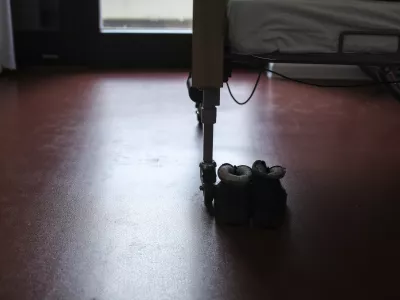 - simbolična fotografija - pokojninska reforma - starej&scaron;i občani - me&scaron;čani - starej&scaron;i &ndash; starostniki &ndash; staranje &ndash; starost - upokojenci &ndash; pokojnine - stari &ndash; mladi - - 26.05.2016 - Dom starostnikov dr. Jožeta Potrča Poljčane, Enota Slovenska Bistrica -  - Reportaža za Dnevnikovo prilogo - POMOČ STAREJ&Scaron;IM: Pripravljeni na starost! - tretje življensko obdobje - starej&scaron;i občani - starostniki - upokojenci -  //FOTO: Jaka Gasar