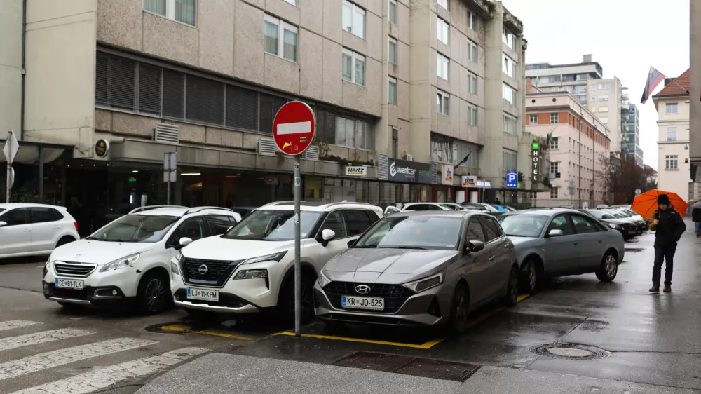 Kolesarjem prijazna Ljubljana? Le do prvega parkiranega avtomobila