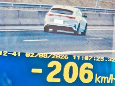 Voznik, ki je na avtocesti vozil s hitrostjo 206 kilometrov na uro, je prejel 9 kazenskih točk in kazen v vi&scaron;ini 1200 evrov. 