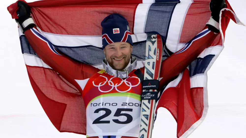 Norway's Kjetil Andre Aamodt celebrates with the Norwegian national flag after winning the gold medal in the Men's Super-G at the Turin 2006 Winter Olympic Games in Sestriere Borgata, Italy Saturday Feb. 18, 2006. (AP Photo/Charles Krupa)