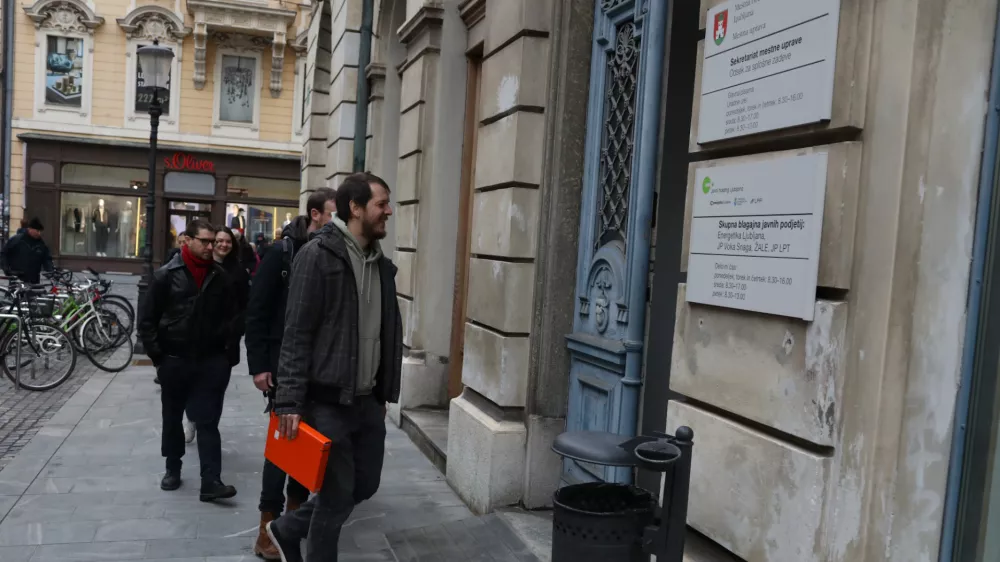 09.02.2026. Predaja podpisov za sklic Zbora občanov &Scaron;tepanjsko naselje na temo pomanjkanja parkiri&scaron;č. Foto: Bojan Velikonja
