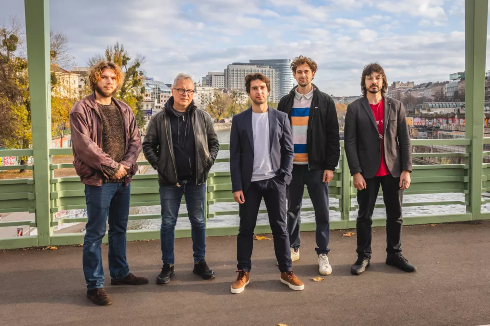 Gavro&nbsp;Quartet so kitarist in skladatelj Tilen Gavranović, saksofonist Lenart De&nbsp;Bock,&nbsp;kontrabasist Milo&scaron;&nbsp;Čolović in bobnar Andreas&nbsp;Reisenhofer. F Ario Omidvar