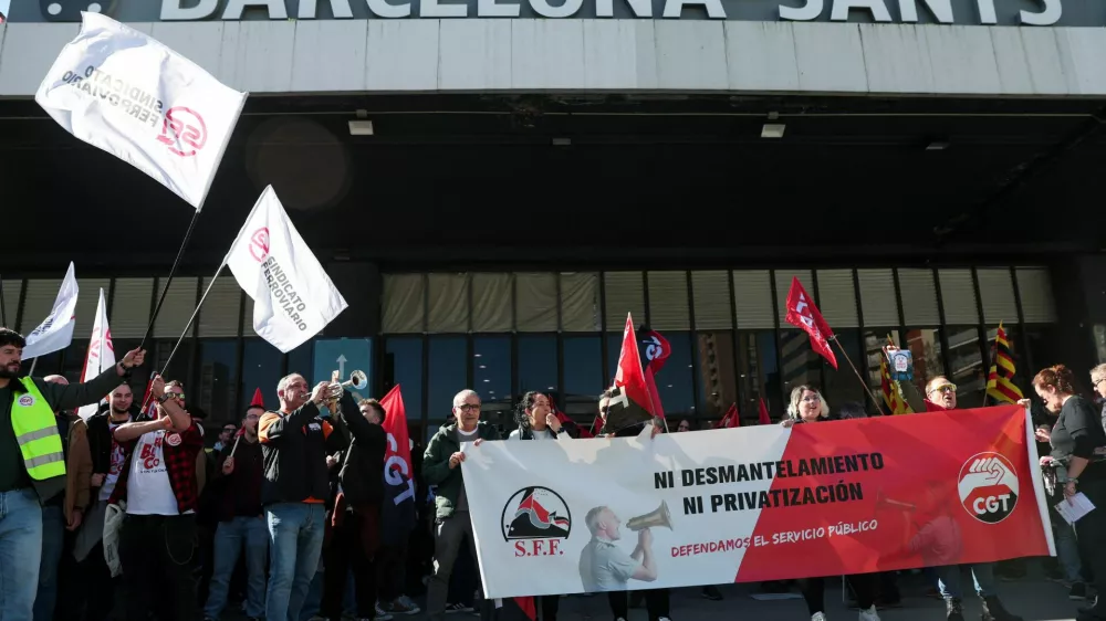 People protest outside Barcelona-Sants railway station, as minimum service has been established due to a national train strike by Spain's train drivers' union, SEMAF, to demand measures to guarantee railway safety following deadly accidents, in Adamuz on January 18 and in Gelida on January 20, in Barcelona, Spain, February 9, 2026. REUTERS/Bruna Casas