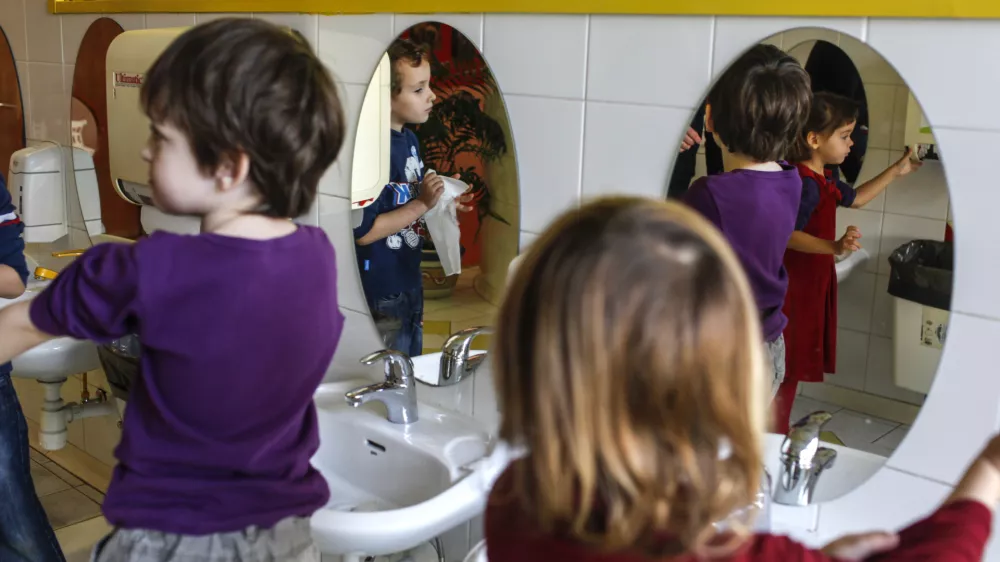 Bralka Tanja se je zna&scaron;la v sivi coni: Porodni&scaron;ki dopust poteče, vrtca pa ni