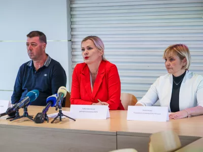 Ljubljana, Dom sindikatov.Sindikat Poste SDPZ PE Koper na novinarski konferenci o prijavi zoper Posto Slovenije zaradi domnevnih ponavljajocih se krsitev delovnopravne zakonodaje, povracilnih ukrepov in suma diskriminacije.Predsednik odbora za posto pri SDPZ Peter Helbel, generalna sekretarka SDPZ Saska Kiara Kumer in predsednica sindikata SDPZ PE Koper Majda Stubelj.