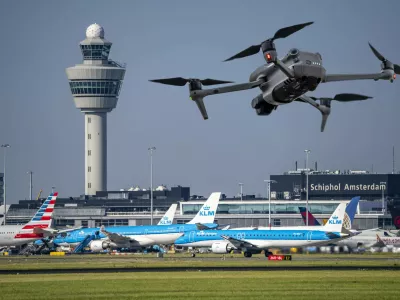 Symbolbild, Fotomontage, Aufkl?rung, Spionage mit Drohnen hier an einem Flughafen, kritische Infrastruktur, Aussp?hen durch Kameradrohnen, Drohnen Flughafen *** Symbolic image, photomontage, reconnaissance, spying with drones here at an airport, critical infrastructure, spying by camera drones, drones airportNo Use Switzerland. No Use Germany. No Use Japan. No Use Austria
