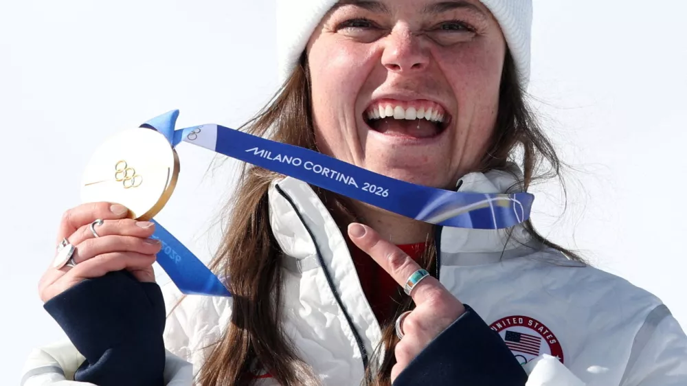Milano Cortina 2026 Olympics - Alpine Skiing - Women's Downhill Victory Ceremony - Tofane Alpine Skiing Centre, Belluno, Italy - February 08, 2026. Gold medallist Breezy Johnson of United States celebrates on the podium after winning the women's downhill REUTERS/Leonhard Foeger   TPX IMAGES OF THE DAY / Foto: Leonhard Foeger