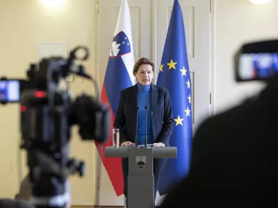 Radovljica, Radovljiska grascina.Novinarska konferenca po seji vlade, kjer je odlocitve z danasnje seje predstavila ministrica za infrastrukturo Alenka Bratusek.