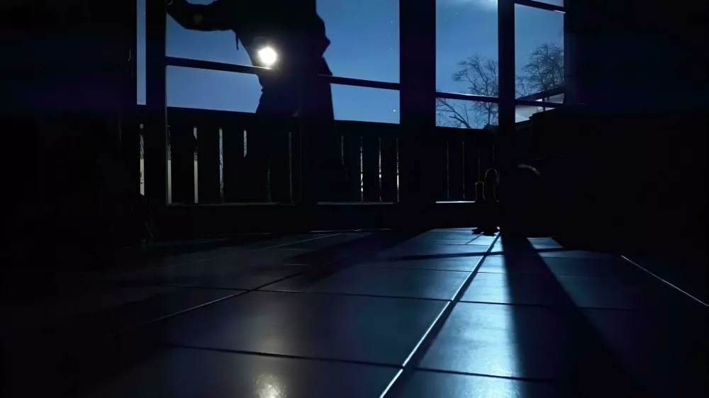 Petintridesetletnik obtožbe o 54 vlomih v hi&scaron;e zaenkrat &scaron;e ne komentira. F Reuters 