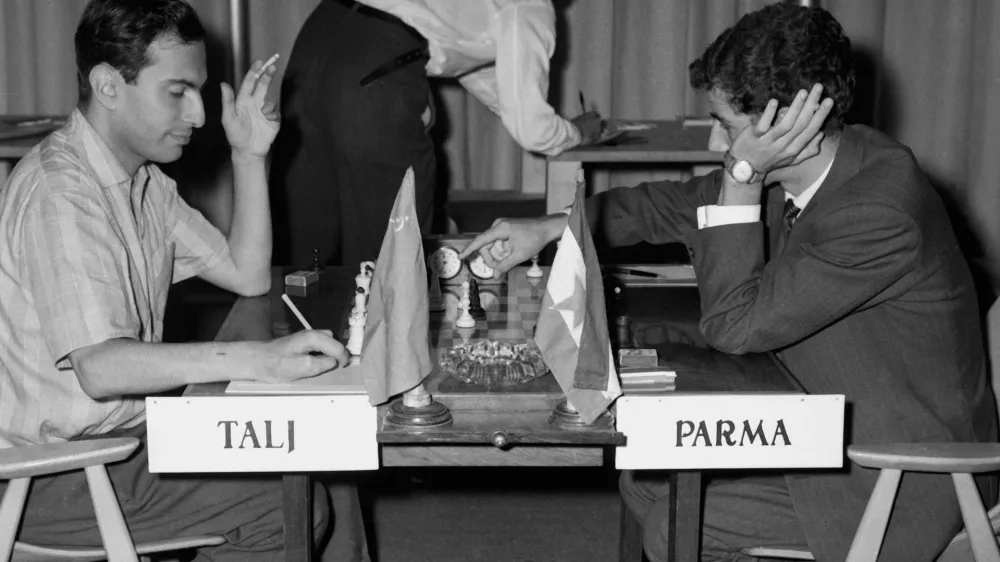  &Scaron;ahovski velemojster Mihailom Taljem in Bruno Parma med igro. Bled, 1961. Foto: Svetozar Busić, hrani: MNSZS.