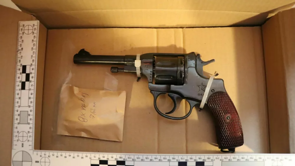 Mo&scaron;kemu, osumljenemu, da je med novoletnim slavjem z nabojem zadel sova&scaron;čanko, so zasegli več kosov orožja in streliva. 