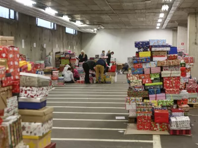 - 09.12.2017 - Udarni&scaron;ka akcija v Božičkovi tovarni BTC - Dobrodelna akcija Božiček za en dan - darila za otroke iz socialno ogroženih družin, ki so se zna&scaron;li na seznamu akcije in katerim so se dobri ljudje po vsej državi odločili polep&scaron;ati praznični čas ob koncu leta. - dobrodelnost &ndash; božična darila -  //FOTO: Luka Cjuha.