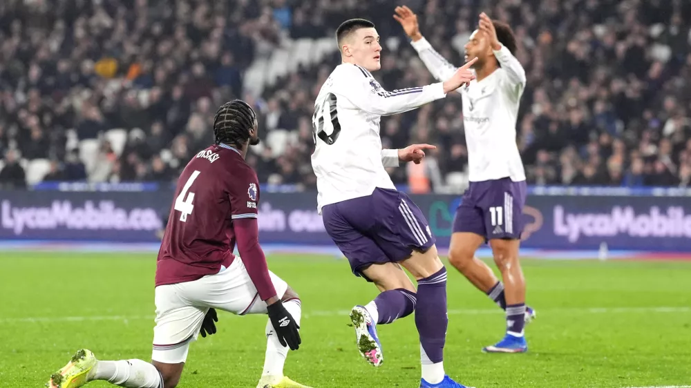 10 February 2026, United Kingdom, London: Manchester United's Benjamin Sesko (C) celebrates scoring his side's first goal during the English Premier League soccer match between West Ham United and Manchester United at the London Stadium. Photo: Adam Davy/PA Wire/dpa