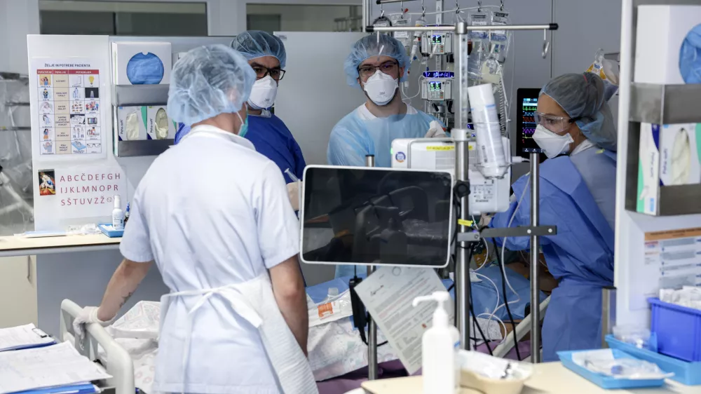 - simbolična fotografija - zdravstvo, zdravnik, medicinska sestra, medicinsko osebje, pacient, bolnica, bolni&scaron;nica- 12.03.2025 - ministrica za zdravje Valentina Prevolnik Rupel si je na delovnem obisku v Univerzitetnem kliničnem centru (UKC) ogledala tekoče investicije//FOTO: Jaka Gasar / Foto: Jaka Gasar