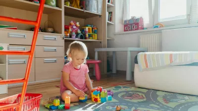 Cute little girl playing with colorful blocks at children's room. Happy childhood. Toddler plays on the floor surrounded by toys. Cute little child play spending time playing at home / Foto: Nataliaderiabina