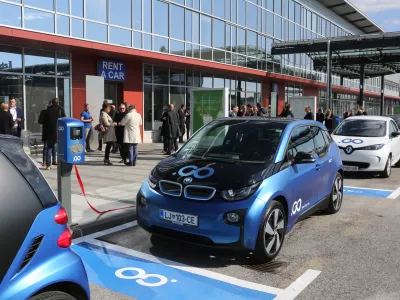 - električna polnilnica za električno vozilo - - polnilna postaja - električna mobilnost -- 12.10.2016 - Aerodrom Ljubljana - Letali&scaron;če Jožeta Pučnika Brnik - avtomobilsko postajali&scaron;če za souporabo električnih vozil Avant2Go - car sharing, e-prevoz na klic - //FOTO: Bojan Velikonja