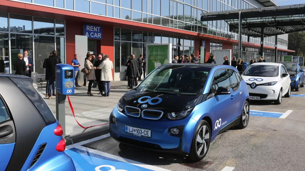 - električna polnilnica za električno vozilo - - polnilna postaja - električna mobilnost -- 12.10.2016 - Aerodrom Ljubljana - Letali&scaron;če Jožeta Pučnika Brnik - avtomobilsko postajali&scaron;če za souporabo električnih vozil Avant2Go - car sharing, e-prevoz na klic - //FOTO: Bojan Velikonja