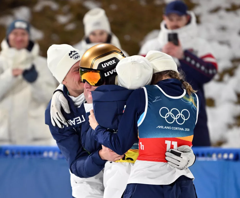 Italija, Predazzo, 10.02.2026, 10. februar 2026Smu?arski skoki, me?ana ekipa,olimpijske igre 2026, Milano Cortina, ?port Nika Vodan, An?e Lani?ek, Nika Prevc, Domen PrevcZlata medalja Foto:Igor Kupljenik/F.A.Bobo