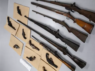 Orožje, najdeno pri 40-letniku na Viču. 