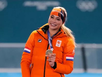 Jutta Leerdam of the Netherlands shows her gold medal after the women's 1,000 meters speedskating race at the 2026 Winter Olympics, in Milan, Italy, Monday, Feb. 9, 2026. (AP Photo/Luca Bruno)