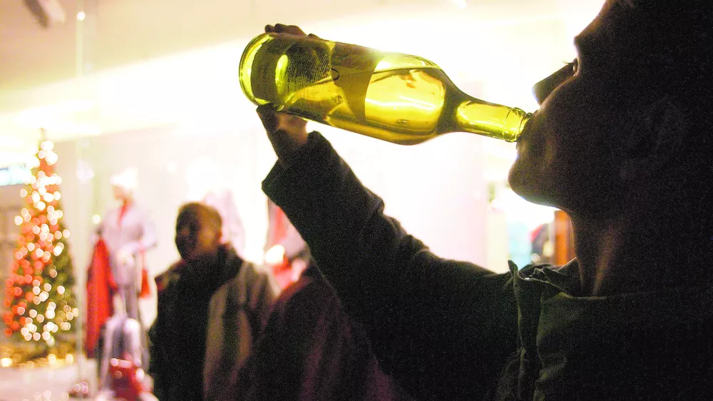 mladina, nočno življenje pitje alkohola alkoholizirana mladina pijančevanje------5k