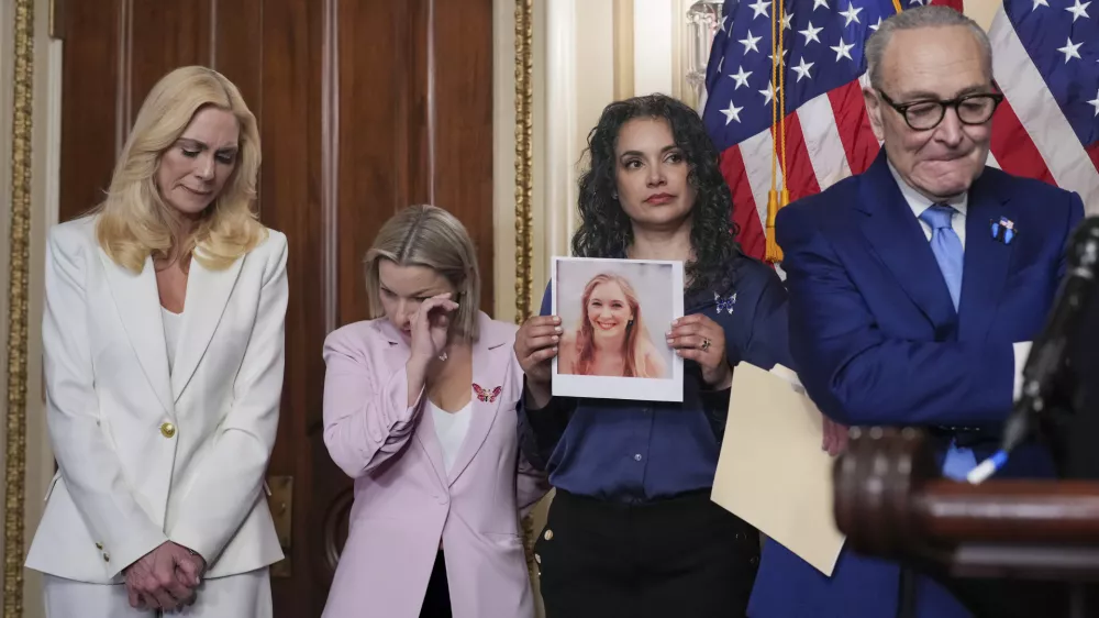 From left, Sigrid McCawley, lawyer for Epstein survivors, Danielle Bensky and Sharlene Rochard, both Epstein victims, and Senate Minority Leader Chuck Schumer, D-N.Y., gather at the Capitol in Washington, Tuesday, Feb. 10, 2026, as Schumer announces proposed legislation to eliminate the statute of limitations on sex traffickers. (AP Photo/J. Scott Applewhite) / Foto: J. Scott Applewhite