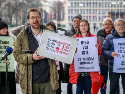 Ljubljana, Trgu republike.Novinarska konferenca ob predaji zavez politicnih strank civilni druzbi, ki jo organizira civilna iniciativa Glas ljudstva.Predstavnik iniciative Glas Ljudstva Jasa Jenull.