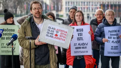 Ljubljana, Trgu republike.Novinarska konferenca ob predaji zavez politicnih strank civilni druzbi, ki jo organizira civilna iniciativa Glas ljudstva.Predstavnik iniciative Glas Ljudstva Jasa Jenull.