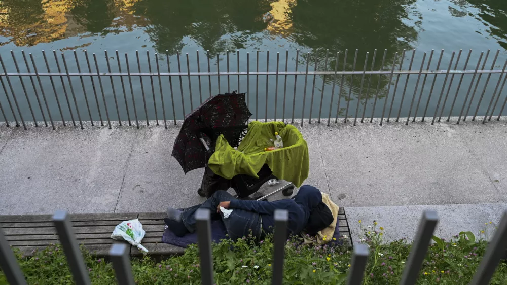 Dvojno izpodbijanje spornega člena o rubežu socialne pomoči