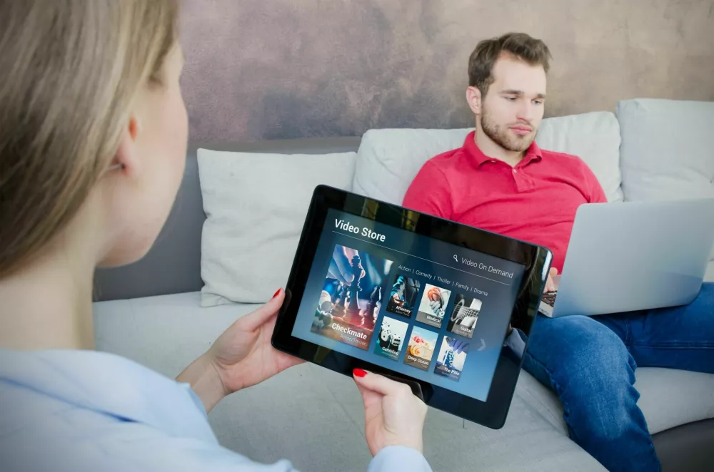Woman using digital tablet for watching movie on VOD service. Video On Demand television internet stream multimedia concept / Foto: Simpson33