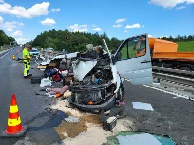 &Scaron;tajerska avtocesta, nesreča pri Tepanju, kjer je pri trku v tovorno vozilo umrlo pet tujih državljanov.Prometna nesreča, re&scaron;evanje, avtocesta, trk vozil, zastojFoto: Bralec