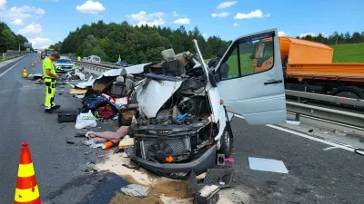 Štajerska avtocesta, nesreča pri Tepanju, kjer je pri trku v tovorno vozilo umrlo pet tujih državljanov.Prometna nesreča, reševanje, avtocesta, trk vozil, zastojFoto: Bralec