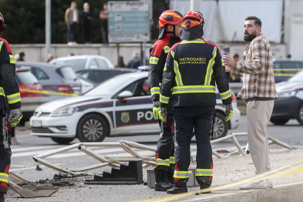 12.02.2026., Sarajevo, Bosna i Hercegovina - Na glavnoj gradskoj prometnici, u ulici Zmaja od Bosne tramvaj je iskocio iz tracnica pri cemu je ostecena i tramvajska stanica. Hitne sluzbe su na terenu, u nesreci je ozlijedjeno nekoliko osoba. Photo: Armin Durgut/PIXSELL