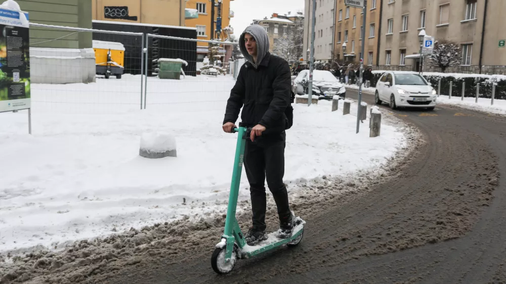 - 07.01.2026. - Reportaža o stanju v LJubljani po sneženju 6. januarja. Skiro na Erjavčevi ulici v Ljubljani. Sneg Sneženje.//FOTO: Bojan Velikonja