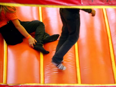 - ilustrativna fotografija - nasilje med otroci - napihljiv grad za skakanje - otro&scaron;ka igra - otroci//FOTO: Bojan Velikonja